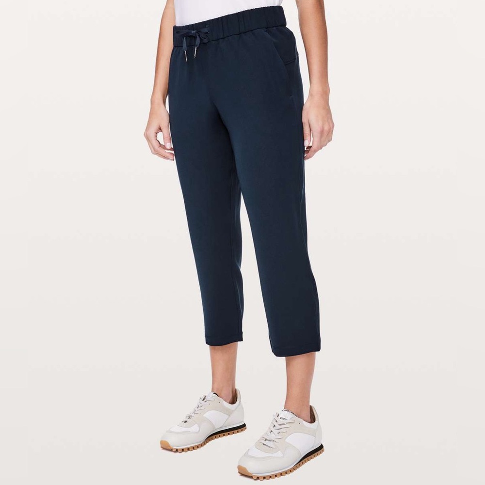 Lululemon Women's Size 12 On The Fly Crop Woven 23" Inseam True Navy Blue Pants